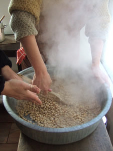 小屋に集って味噌仕込み